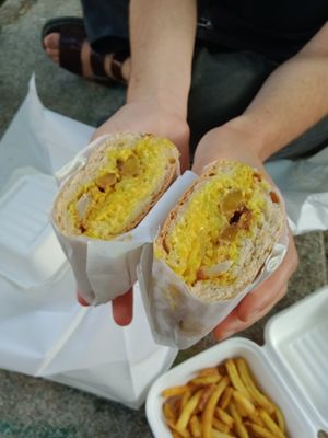 Dwich jaune (l'acidulé) : chou fleur pané, carottes marinées rôties, pickles oignons, mayo citron-curry, jus fumé at Plan D - DWICH & Glace in Paris