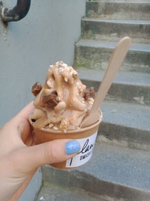 Sundae : glace à l'italienne noisette, fudge, sauce pralinée, noisettes grillées at Plan D - DWICH & Glace in Paris