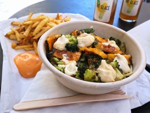 «Vert», Bowl version + Fries at Plan D - DWICH & Glace in Paris