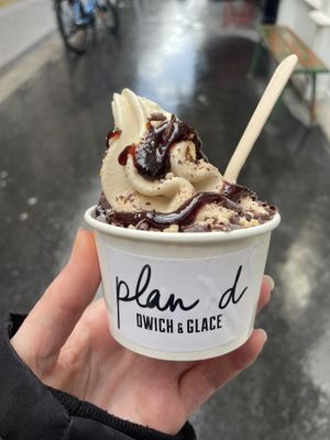 Sundae snickers  at Plan D - DWICH & Glace in Paris