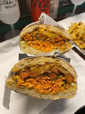 Dwich orange : courge butternut panée, carotte rôtie épices couscous, pain délicieux, carpaccio de carottes, sauce fumée maison, coriandre pas obligatoire at Plan D - DWICH & Glace in Paris