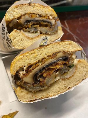 Dwich brun : champignon portobello façon fried chicken, compotée champignons et oignons, effeuillé endives xérès, châtaigne fraîche, topinambour fondant, sauce fumée, pain  at Plan D - DWICH & Glace in Paris