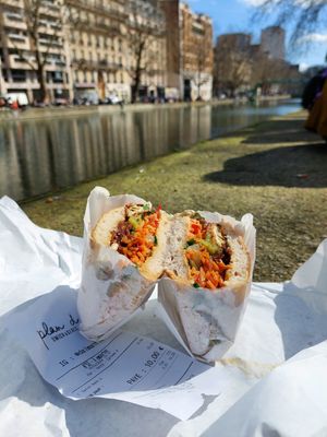 'Le Dwich Banh D' with crispy tofu and veggies (10€), eaten at the nearby canal at Plan D - DWICH & Glace in Paris