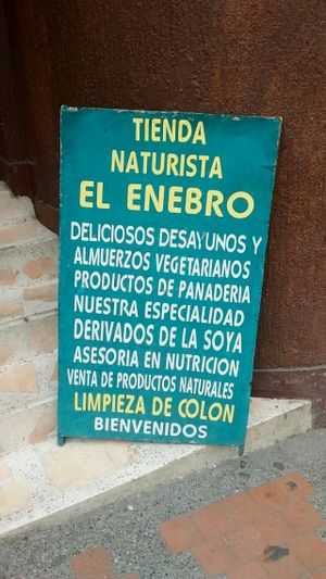 Sign on stairway entrance at El Enebro in Pereira