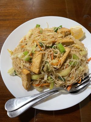 pancit with fried tofu, I really liked it, the squeeze of lemon was a good touch 😋  at Pho Vegan Asian Cuisine in Folsom