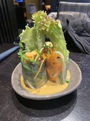 Vietnamesische Sommerrollen in Bananen-Erdnusssauce  at Citta in Hamburg