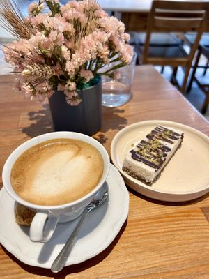 Cappuccino und raw Bounty Cake with Zero Sugar added 👍🏻  at Ohh Boy in Athens