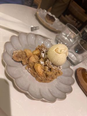 Apple crumble with vanilla ice at Ohh Boy in Athens