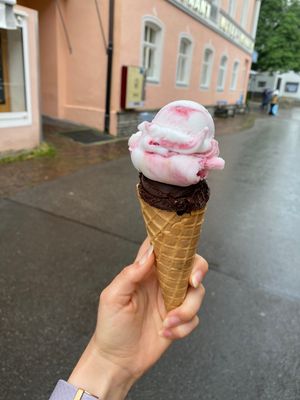 Zitrone-Brombeeren & dunkle Schokolade   at Eis Riviera am Marktplatz in Oberstdorf