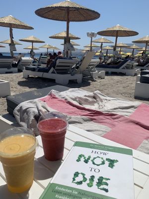 „Exotic“ smoothie & „goji berry energy“ smoothie at Nissi Beach Cafe in Kos