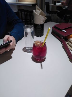 Boisson hibiscus et fleur de sureau at Kitsune Burgers in Brussels