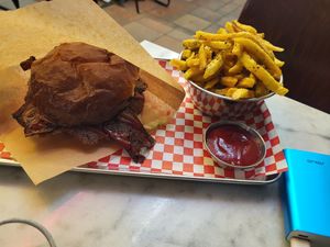 B*con burger et frites aux algues pour 15.50e ! #Veganuary at Kitsune Burgers in Brussels