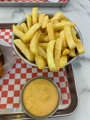 Classic fries (3,5€) with mayo relish at Kitsune Burgers in Brussels