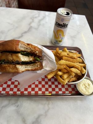 Tofu burger avec les frites kitsune   at Kitsune Burgers in Brussels