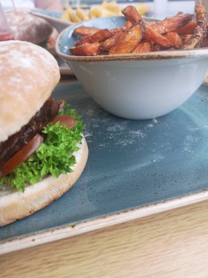 Vegansk burger med karamelliseret løg at Hans im Glück in Kiel