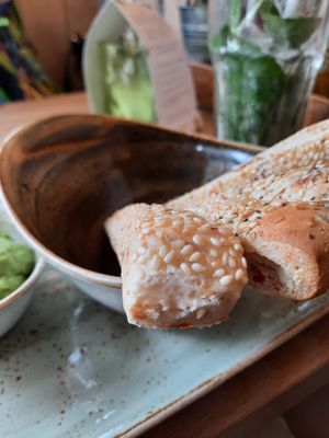 Ofenwarmes Brot mit Avocado-Dip (Vorspeise) at Hans im Glück in Kiel