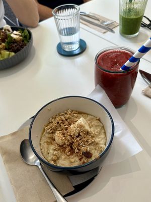Porridge and açai smoothie   at Vunch in Bromley