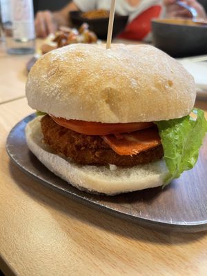 POLLO 
Hamburguesa de soja sabor pollo con bacon, tomate natural, lechuga, maíz dulce, cebolla frita y salsa romescu. at A Flama in Zaragoza