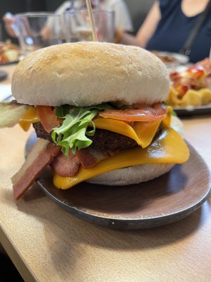VETIELLA DOBLE
Hamburguesa de vetiella con doble de queso, bacon y hamburguesa. at A Flama in Zaragoza