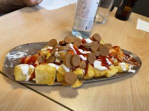 SALCHIPAPAS 
Patatas fritas con veganesa, ketchup y salchicha frankfurt vegana. at A Flama in Zaragoza