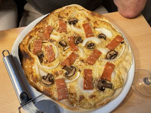 PIZZA CARBONARA 
Salsa carbonara, champiñones, cebolla y bacon at A Flama in Zaragoza