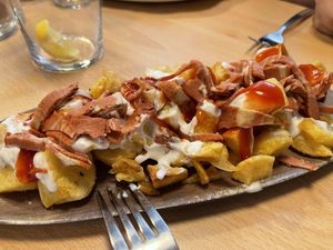 BRAVAS BACON 
Patatas fritas con veganesa, ketchup y bacon. at A Flama in Zaragoza