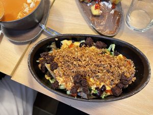 ARAGONESA 
Lechuga, kale, chorizo vegano, olivas negras, cebolla frita, pimiento rojo, pepino y cebolla tierna con salsa romescu. at A Flama in Zaragoza