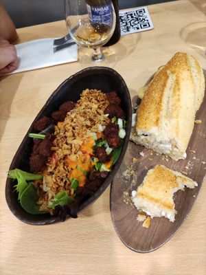 Ensalada aragonesa y bocadillo de 'calamares' at A Flama in Zaragoza