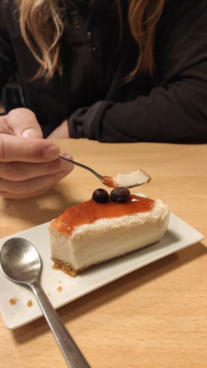 Le cheesecake absolument délicieux, très apprécié par mon copain carniste 😂 at A Flama in Zaragoza