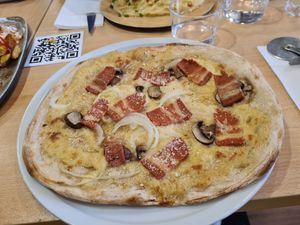 Pizza carbonara at A Flama in Zaragoza