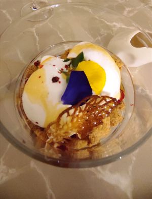 Dessert: gelato fior di soia, crumble di biscotti, salsa al butterscotch (caramello salato). Concludere in bellezza. at Linfa in Milan