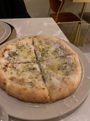 4 'cheese' pizza at Linfa in Milan