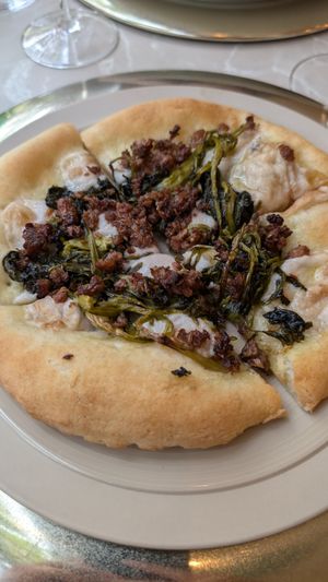 Small pizza with vegan cheese, fennel sausage and broccoli at Linfa in Milan