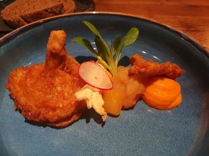 Oesterzwammen in bierbeslag met wortelspread en gember chutney at Liff in Assen