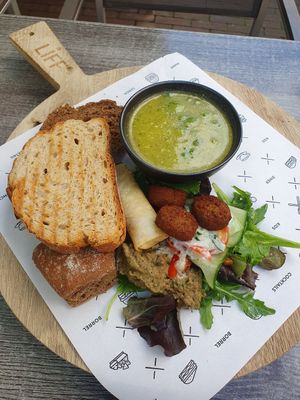 Vegan lunchplank at Liff in Assen