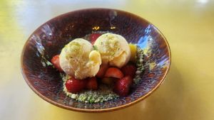 Heerlijk dessert van passievrucht ijs, fruit en crumble at Liff in Assen