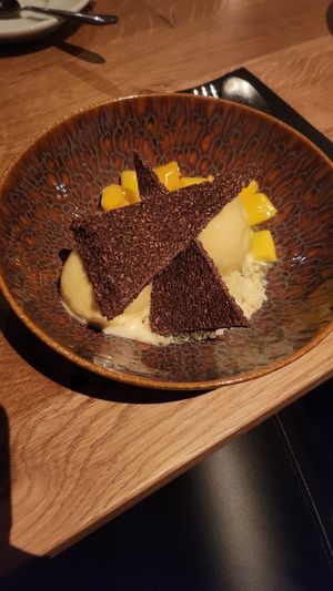 Overheerlijk sorbet ijs met mango, munt crumble en chocolade/kokos koekje at Liff in Assen