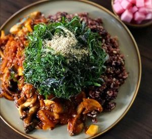 Brown rice with spicy mushroom and sesame leaves shavings at Retro33 - 레트로33 in Yongin