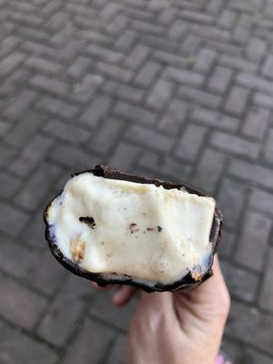 Hele stukken amandel in het amandelijs en een dikke laag pure chocolade  at Ijsbaas in Margraten