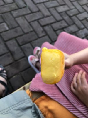 Het mango ijs bestaat volledig uit mango ijs  at Ijsbaas in Margraten