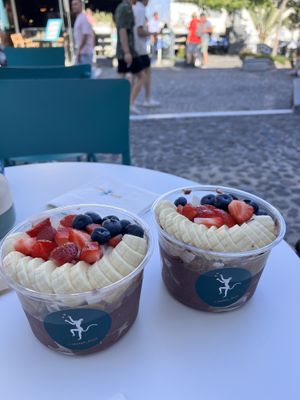 Açaí bowls  at Stolen Fruit in Santorini