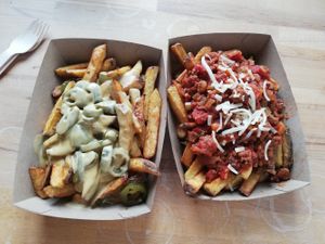 Vegane Chili Cheese Fries und vegane Bolo Fritten at Frittenlust in Bremen