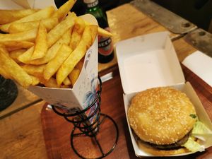 Presentacion de la burger y las patatas at Frittenlust in Bremen