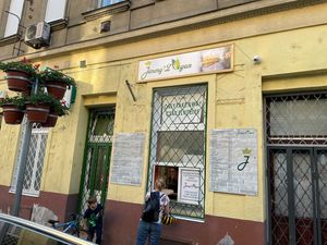 Takeaway at Jimmy'Z Vegan Pizzeria in Budapest