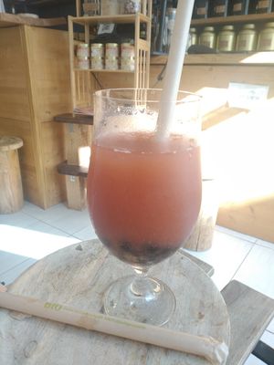 Bubble tea thé vert fraise at Trà Art in Paris