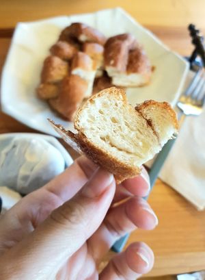 cinnamon bun - close-up at Dolmen Bakery - 돌멘베이커리 in Sinjeong