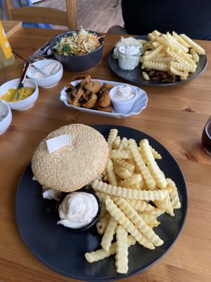 Burger mit Trüffelmajo und Gyros Teller mit dem besten Tzatziki. Dazu Pilze mit Ajoli    at Haus No. Sieben in Wilhelmshaven