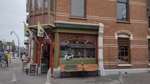 Outside seating at Lisa's Deli in Zwolle