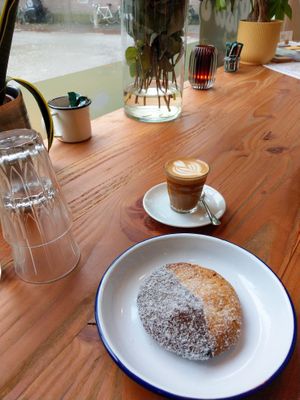 Cortado with oat milk (4€) and vegan cashew coconut cookie (3,50€) at Lisa's Deli in Zwolle
