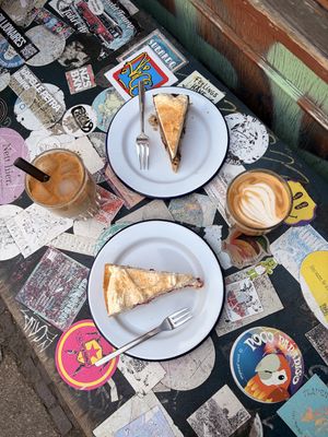 Milchreiskuchen + Schokomoussebananenkuchen + Dirty Chai + Cappuccino  at Deli in Leipzig